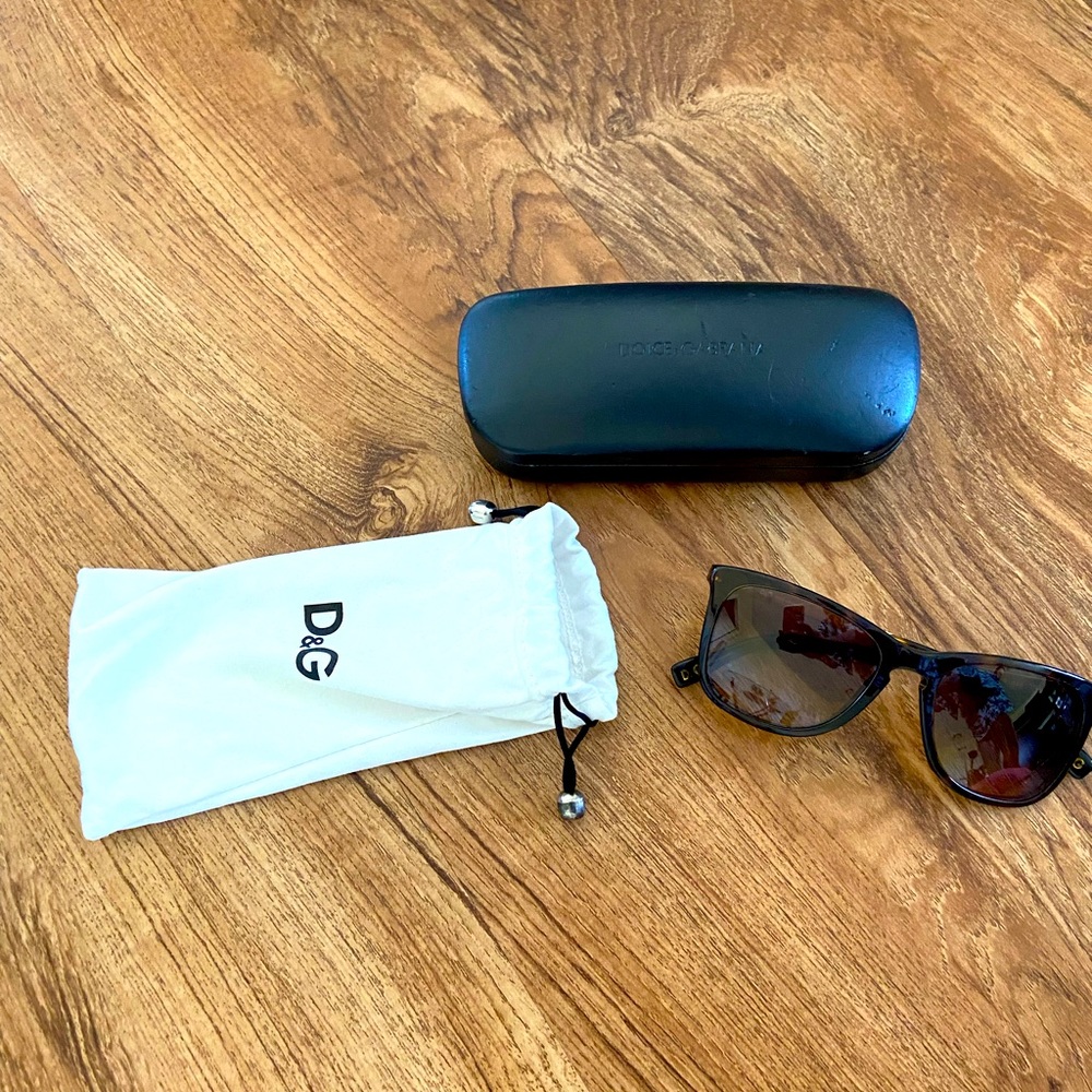 🎉Sale!! 😍 EUC! 🕶 D&G sunglasses! Tortoise shell and gold frames